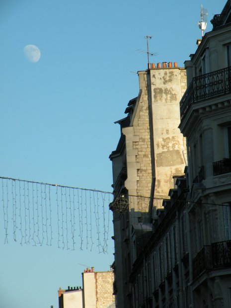  La lune sur les toits de Paris